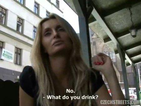 Опытный пикапер снял пьяную блонду и пошел к ней ебаться