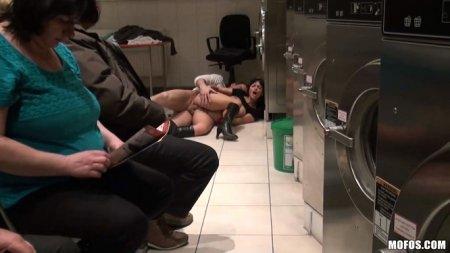 Трахает телку прямо в прачечной пока она согласна