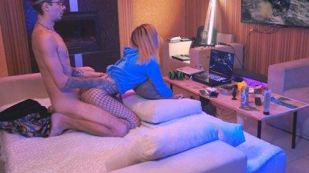 Сестра играет не обращая внимания на похотливого брата