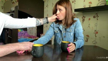 Наглец без церемоний выебал телку как только пришли в гости