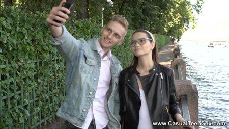 Очкастая телка не поверила что познакомилась с таким красавцем