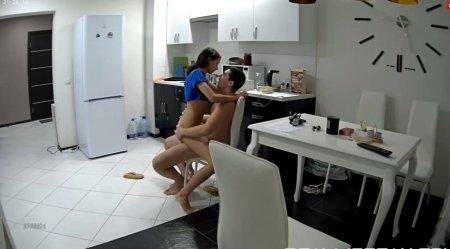 Установил скрытую камеру и стал ебать подружку