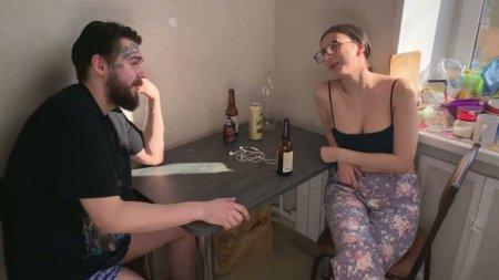 Очкастая баба пришла познакомиться с новым соседом